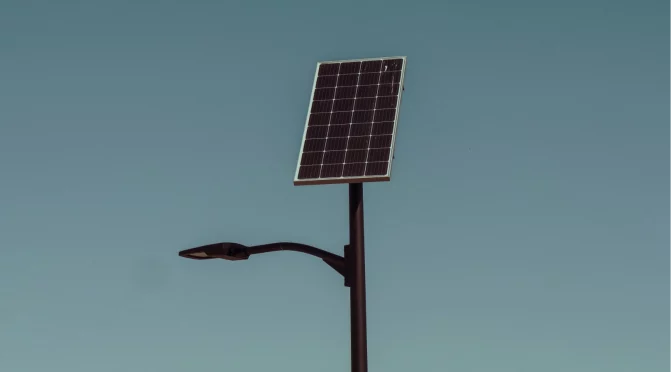 How does solar street light works