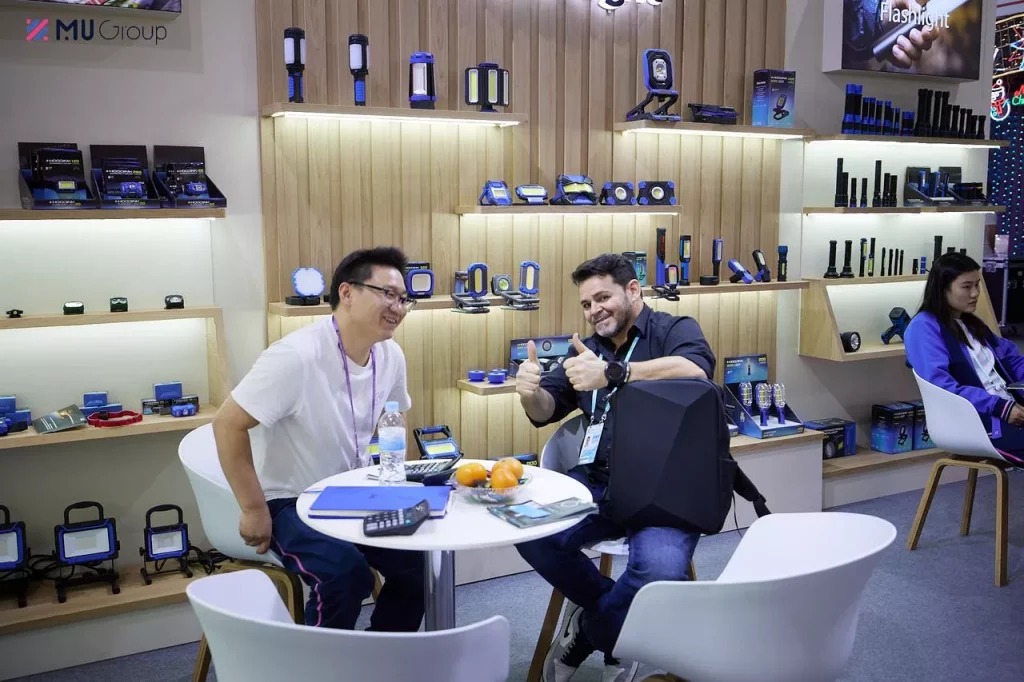 International buyer discussing product requirements with a supplier at the Canton Fair